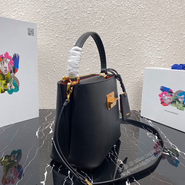 prada女包 普拉達2020專櫃爆款 1BN012 Prada十字紋牛皮肩背女包 Prada手提水桶包  pyd2338